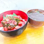 子持ちめかぶのマグロ丼と手仕込み赤だしセット（【ご飯大盛無料！】中央市場直送 海鮮丼 つくし）