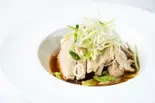 蒸し鶏の海鮮醬油かけ（龍福小籠堂）