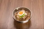 水冷麵 MUL-NAENGMYEON(KOREAN COLD SOUP NOODLES)（セクセクチキン）