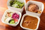 【弁当】ハンバーグ カレー(サラダと小鉢付)(RESTAURANT MAMA.)