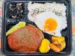 ジャンボハンバーグステーキ-特製グレイビーソース-弁当/目玉焼き（蔵前堂）
