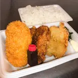 旨味たっぷりカニクリームコロッケと大きな唐揚げ2個弁当（鹿島田あげもん屋ぶんご）