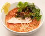 濃厚旨辛鶏白湯麺(薬味ネギ、レモン、鶏叉焼1枚、サニーレタス、フライドオニオン、糸唐辛子)(トクベツ。)