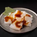 厳選わらびもち 黒蜜 Specially Chosen Warabi Mochi Kuromitsu（黒毛和牛すきやき丼 前田 弘明寺店）