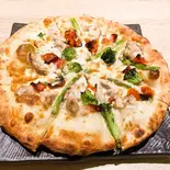 チキンとクリームソースのピザ CHICKEN AND CREAM SAUCE PIZZA(SOLEIL)