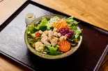おすすめ！彩り野菜のヘルシーポキサラダ（パーラー躙口）