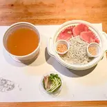 【温】釜揚げしらす＆まぐろ茶漬け(ご飯220g)（寿司割烹山水）