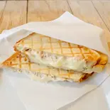 ツナマヨチーズのホットサンド Tuna ＆ Mayonnaise and Cheese Hot Sandwich（カフェキューブリック）