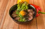 炙りユッケ風ハラミ・ロービー欲張り合い盛り丼*たまご付き(ハラミとローストビーフとご飯 長居店)