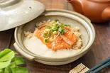【海の幸】漬け込みサーモン+とろろがけ鶏釜飯（健康応援食〜釜飯日和〜もぐら大正店）