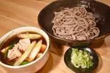 かしわせいろそば(太麺)大盛（手打ちそば さくら サッポロファクトリー店）