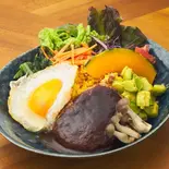 半熟目玉焼きのロコモコ丼（Dining Cafe bambi）