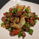 牛肉とししとうの炒め 小炒肉（中華ビストロ享京味シャンジィンウェ）