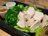 鶏むね肉とブロッコリーのパワーサラダ（エスニック専門店 Asian Cafe ＆ Diner Vivid Ajia）
