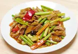 豚ホルモンとニンニクの茎炒め（大盛華）