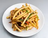 ピーマンとフライドポテトの黒胡椒炒め Fried black pepper with peppers and french fries（大盛華）
