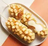 韓国式チーズホットドッグハーフレーラ Korean-style cheese Half ＆ sausage Half hot dog 【반반랠라】（ありらんホットドッグ鶴橋店）