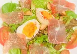 生ハムと玉子のシーザーサラダ（〜おつまみとご飯〜 なごみ亭）