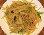 じゃがいもの細切りと豚肉唐辛子炒め（東橋餃子）