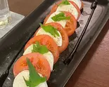 カプレーゼ(トマトとモッツァレラチーズ)（牡蠣バルITALY）