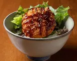 牛すじコロッケ丼（唐揚げと餃子の おきどき Karaage Gyouza OKIDOKI）