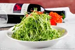 凉拌豆苗 豆苗和え（姉妹骨湯麻辣燙）