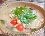 ハーブたっぷりの酸っぱ辛いうまみスープ ต้มแซ่บไก่(スマイルタイランド千歳烏山店)