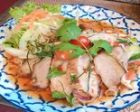 【人気】豚肉グリル焼きのサラダ ยำคอหมูย่าง(スマイルタイランド千歳烏山店)