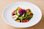 自家製ドレッシングとオーガニック野菜サラダ ※季節により食材が変わります。（biotable.）