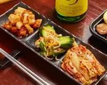 キムチ盛り合わせ Assortment of Kimchi（炭火ホルモン焼肉 金丸）