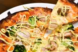 鶏モモ肉どブロッコリーのバジルマヨピザ（サッチモ）