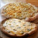 シラスカラスミ / クアトロフォルマッジ（CRAZY PIZZA TORANOMON）