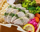 【肉1.5倍】低温調理鶏むね肉と玄米のお弁当【1.5LCB】（【もっちり玄米と低脂質チキン】とりげん食堂 東山町1丁目店）