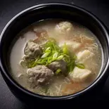 水餃子入りソルロンタン(水餃子7個) Dumpling Seolleongtang（明洞본죽＆비빔밥 ビビンバと本格スンドゥブ 北千住店）