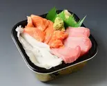 極上の脂と身のハーモニー！サーモン縁側の艶やかな誘惑***中トロサーモン縁側丼***（【大トロ/中トロの鮪(まぐろ)専門】bento ya Donmaru/丼丸 sushi bento vendor/tuna expert/Donmaru）