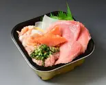 **新鮮な海の幸を贅沢に使用した「中トロと海鮮の4種盛丼」**（【大トロ/中トロの鮪(まぐろ)専門】bento ya Donmaru/丼丸 sushi bento vendor/tuna expert/Donmaru）
