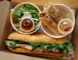 チャーシューバインミー bánh mì xá xíu+Chả giò+sà lách rau trộn（ベトナム料理 アオザイレストラン）