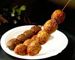 アルカリ卵の串揚げ（麻辣隔壁）