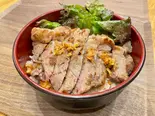 サーロインステーキ丼（ふうふう食堂）