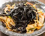 イカスミ焼きそば Squid Ink Yakisoba（サンサンマル 琉炭）