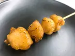 にんにく鳥皮巻き(塩)GarlicChickenSkinRoll（お持ち帰りの焼鳥屋 上長尾店）
