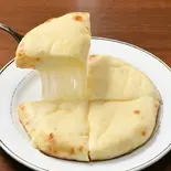 【とろーり】チーズナン/Cheese Nan（インド料理＆バー サンライズ）