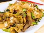 パットシーイウ Stir-fried noodle with soy sauce(ローンスラータイ1950's)