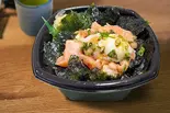 33.韓国風サーモンユッケ丼（魅惑の丼丸 五反田店）
