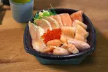 112.プレミアムサーモン丼（魅惑の丼丸 五反田店）