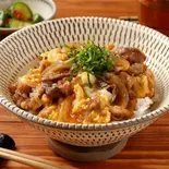 牛とじ丼（夜カフェ的barはれのひ Yorucafetekibar harenohi）