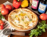 たっぷり4種のチーズのピッツァ(Mサイズ25cm) Rich Pizza with 4 Types of Cheese (M-Size 25cm)（ピッツェリア イルソーレ天三）