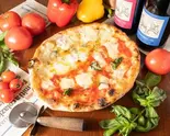マルゲリータ×4種のチーズのピッツァ(Mサイズ25cm) Margherita + 4-Types of Cheese Pizza (M-Size 25cm)（ピッツェリア イルソーレ天三）