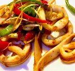 イカと自家製サテ炒め（ベトナム料理フォーロック）