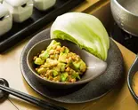 熟成アボカド&納豆のシャキシャキレタス巻き Mature Avocado and Fermented Soybeans Wrapped with Lettuce(しゃぶ八)